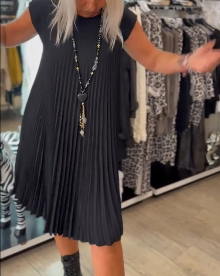 Pleated elegance – the dress that goes with you