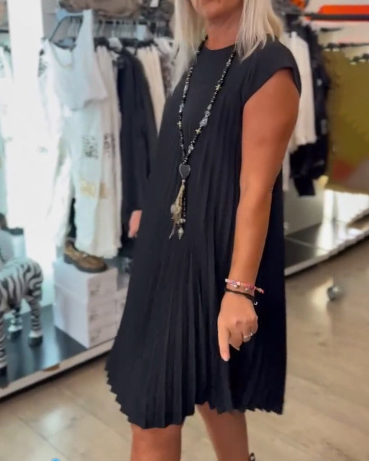 Pleated elegance – the dress that goes with you