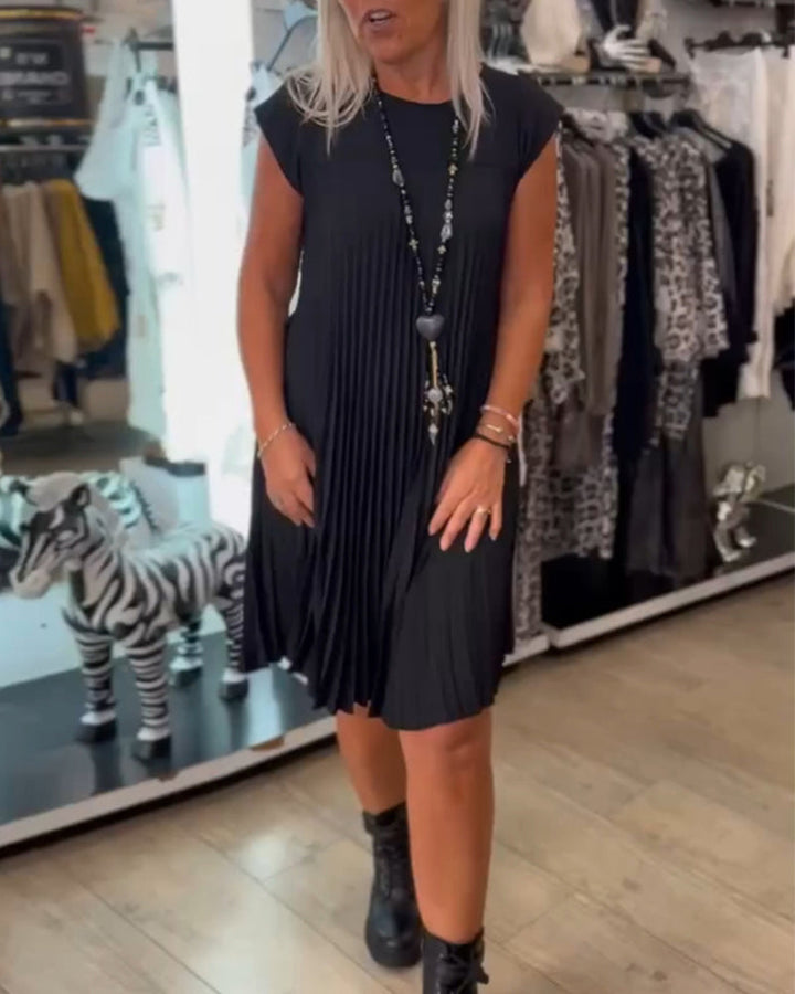 Pleated elegance – the dress that goes with you